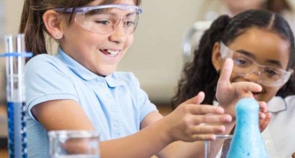 “Hay que acercar el mundo científico a los colegios para atraer a las niñas hacia carreras STEM”